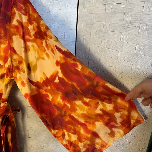 ASOS DESIGN Curve satin long sleeve wrap front mini dress orange abstract print - Picture 3 of 14